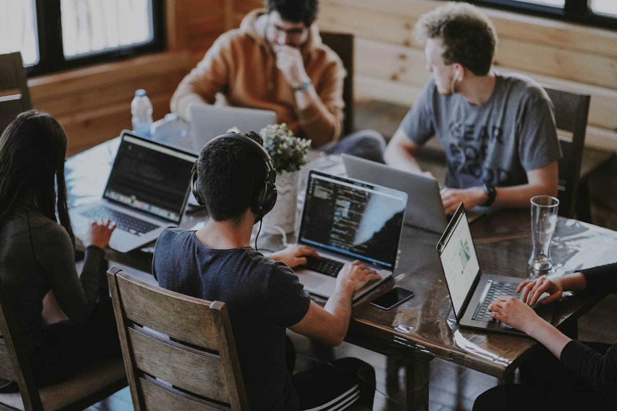 Equipo de DYPO trabajando